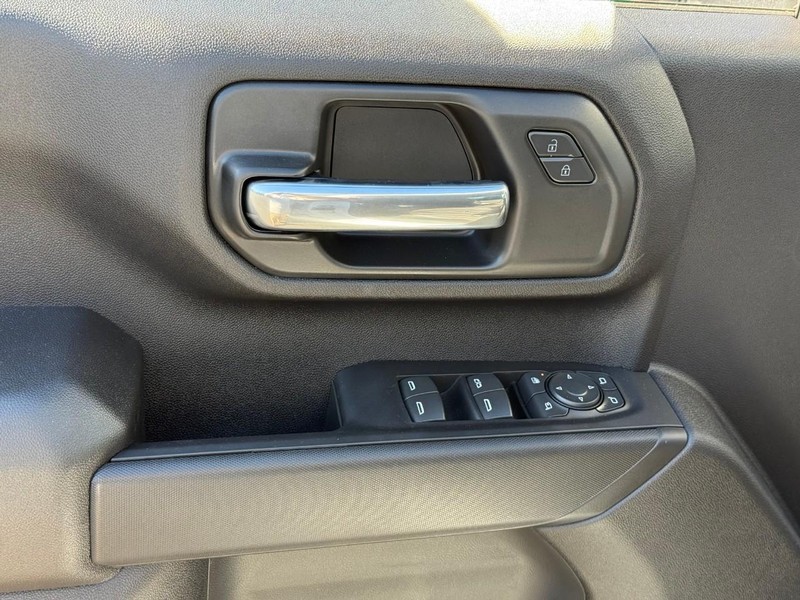 Chevrolet Silverado 2500HD Vehicle Full-screen Gallery Image 11