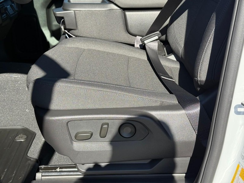 Chevrolet Silverado 2500HD Vehicle Full-screen Gallery Image 12