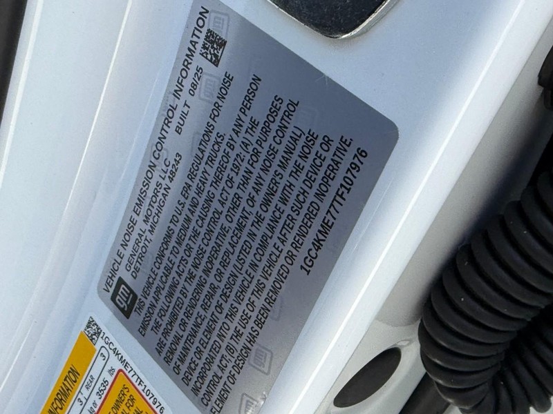 Chevrolet Silverado 2500HD Vehicle Full-screen Gallery Image 16