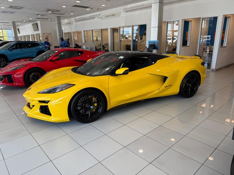 Chevrolet Corvette Vehicle Full-screen Gallery Image 2