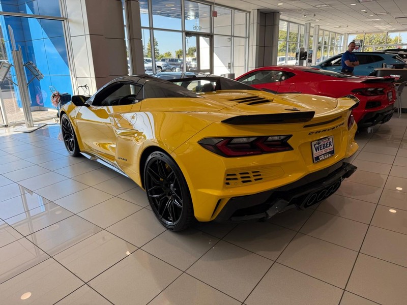 Chevrolet Corvette Vehicle Full-screen Gallery Image 3