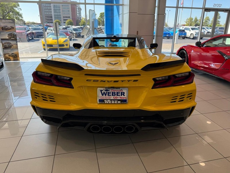 Chevrolet Corvette Vehicle Full-screen Gallery Image 4