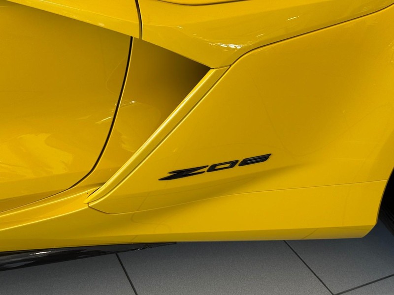 Chevrolet Corvette Vehicle Full-screen Gallery Image 6