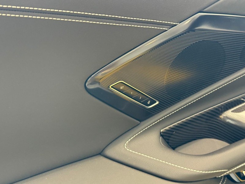 Chevrolet Corvette Vehicle Full-screen Gallery Image 8