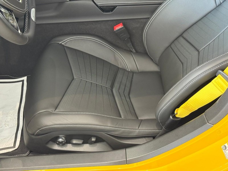 Chevrolet Corvette Vehicle Full-screen Gallery Image 9