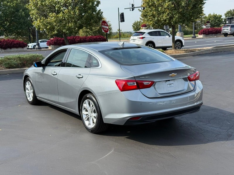 Chevrolet Malibu Vehicle Full-screen Gallery Image 3