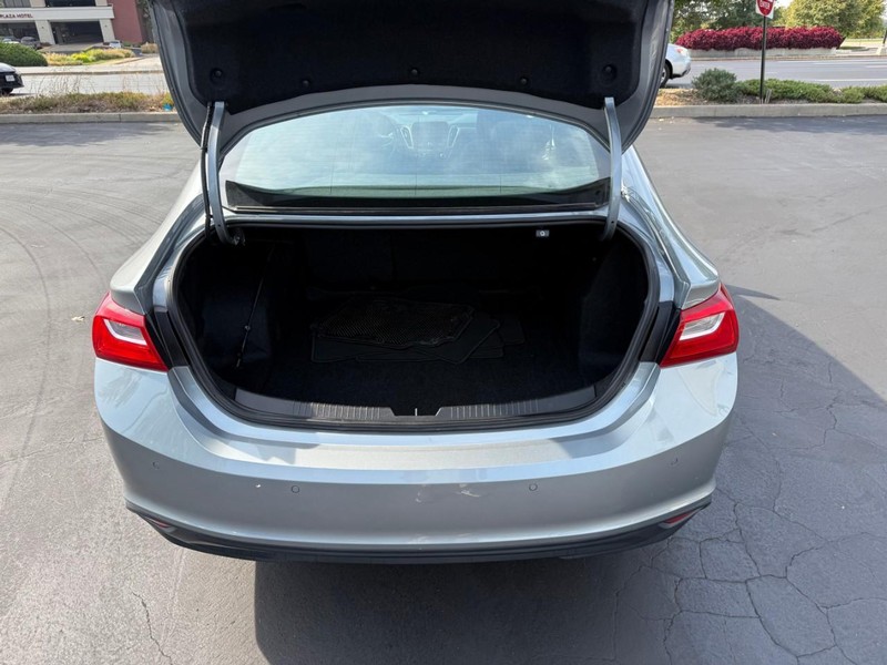 Chevrolet Malibu Vehicle Full-screen Gallery Image 5