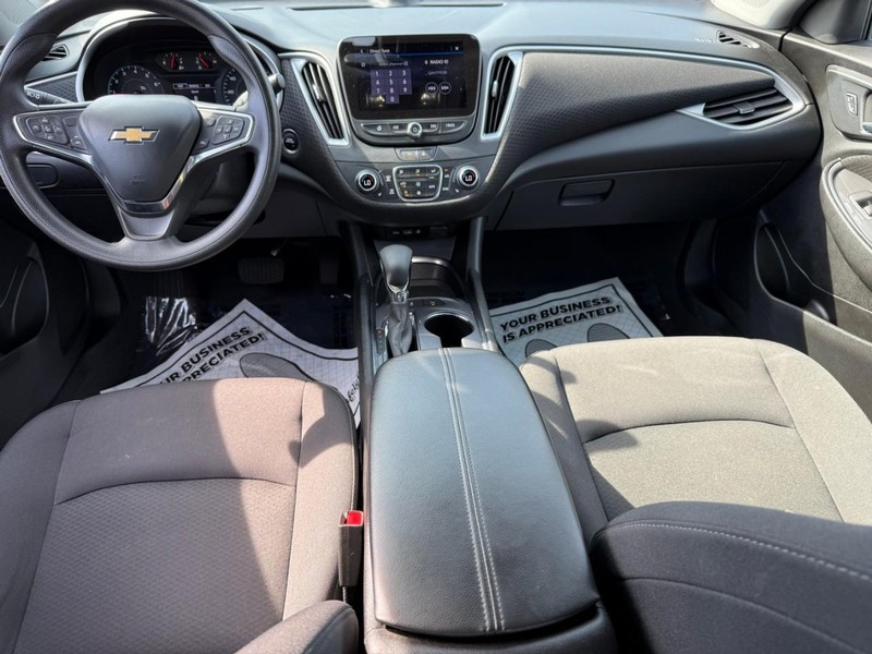 Chevrolet Malibu Vehicle Full-screen Gallery Image 11