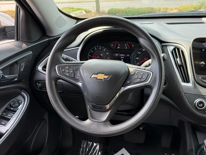 Chevrolet Malibu Vehicle Full-screen Gallery Image 12
