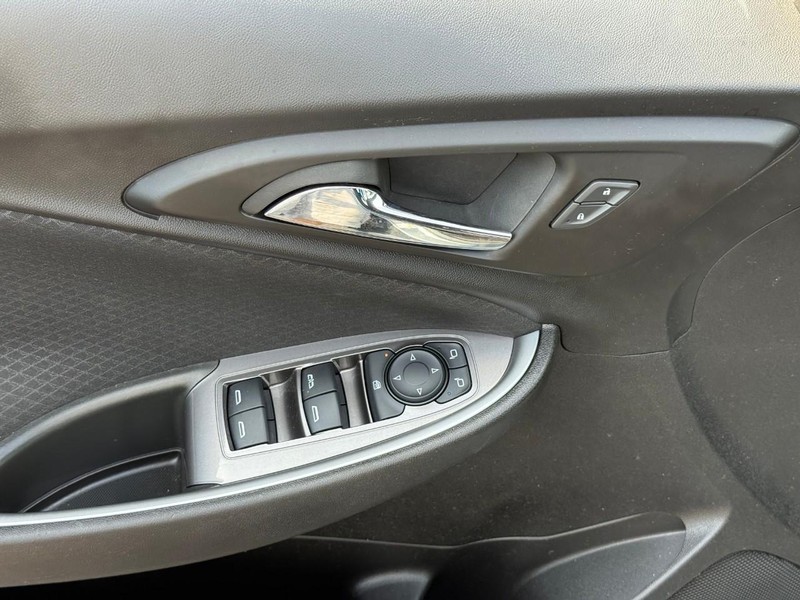 Chevrolet Malibu Vehicle Full-screen Gallery Image 15