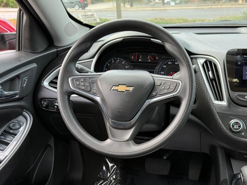 Chevrolet Malibu Vehicle Full-screen Gallery Image 13