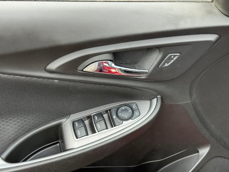 Chevrolet Malibu Vehicle Full-screen Gallery Image 16