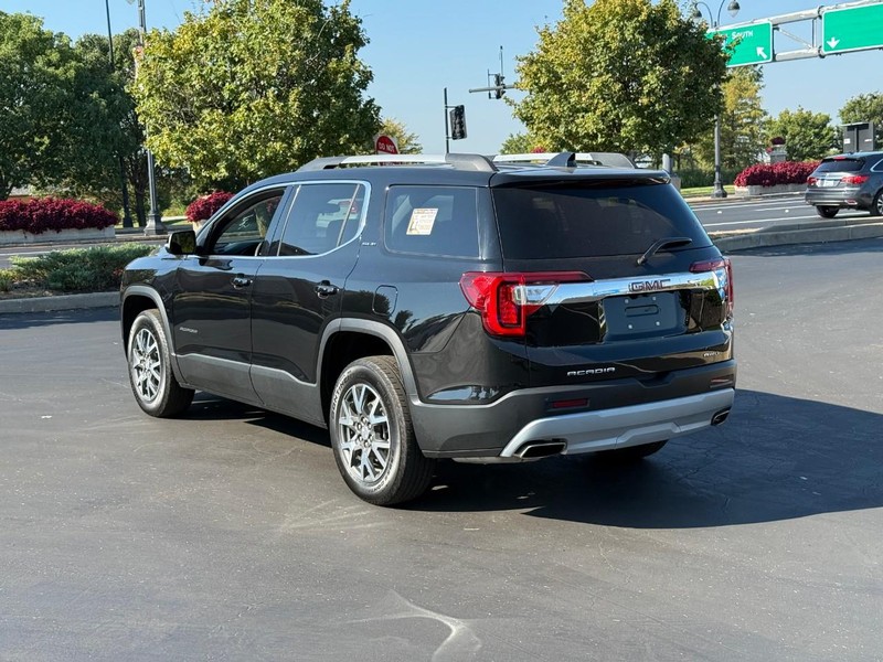 GMC Acadia Vehicle Full-screen Gallery Image 3