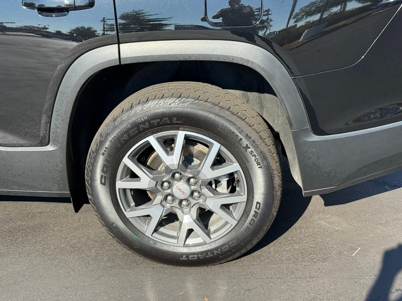 GMC Acadia Vehicle Full-screen Gallery Image 4