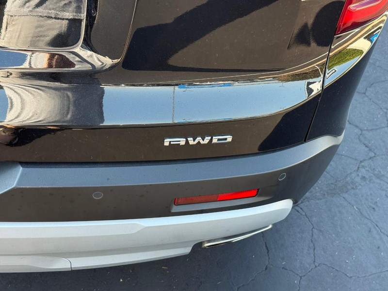 GMC Acadia Vehicle Full-screen Gallery Image 5