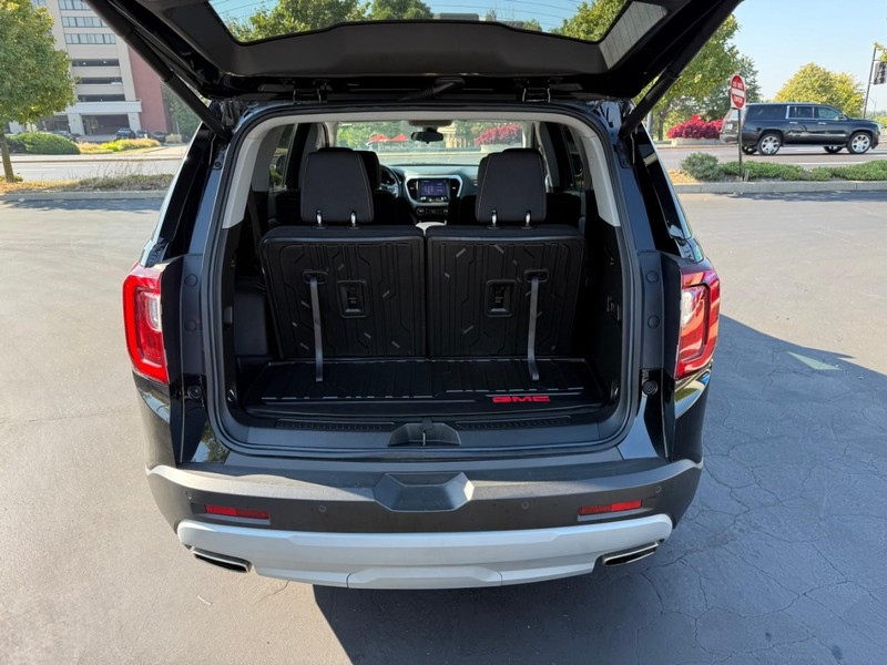 GMC Acadia Vehicle Full-screen Gallery Image 6