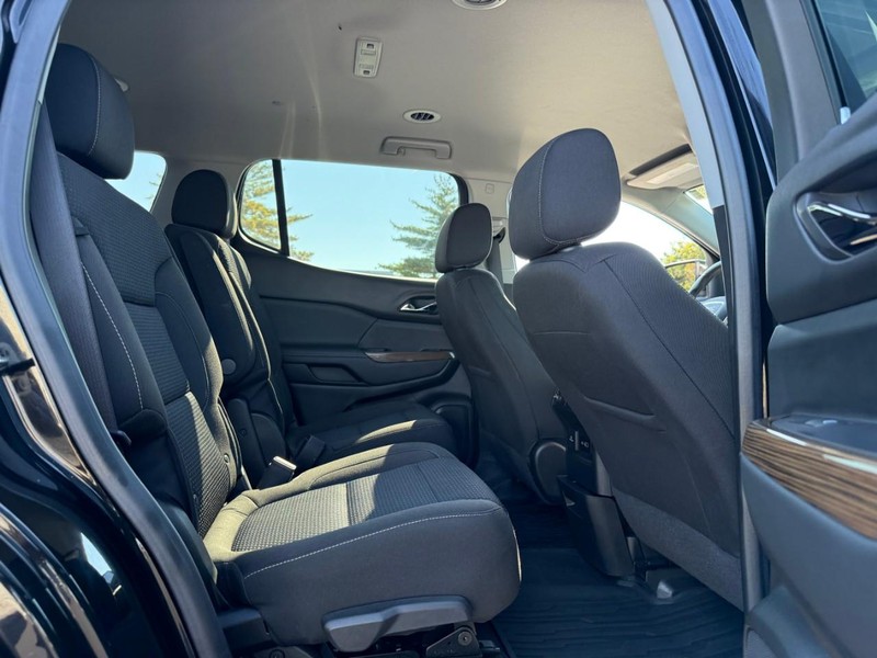 GMC Acadia Vehicle Full-screen Gallery Image 11