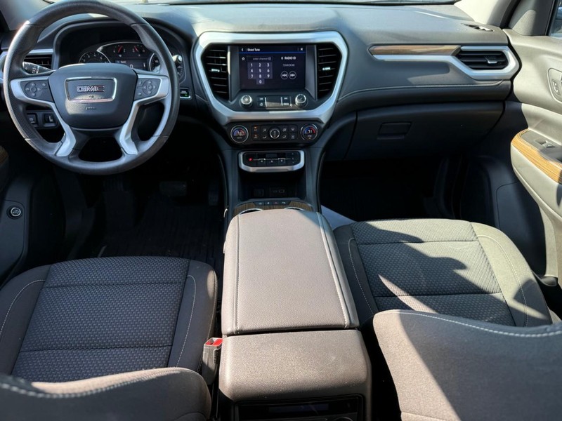 GMC Acadia Vehicle Full-screen Gallery Image 13