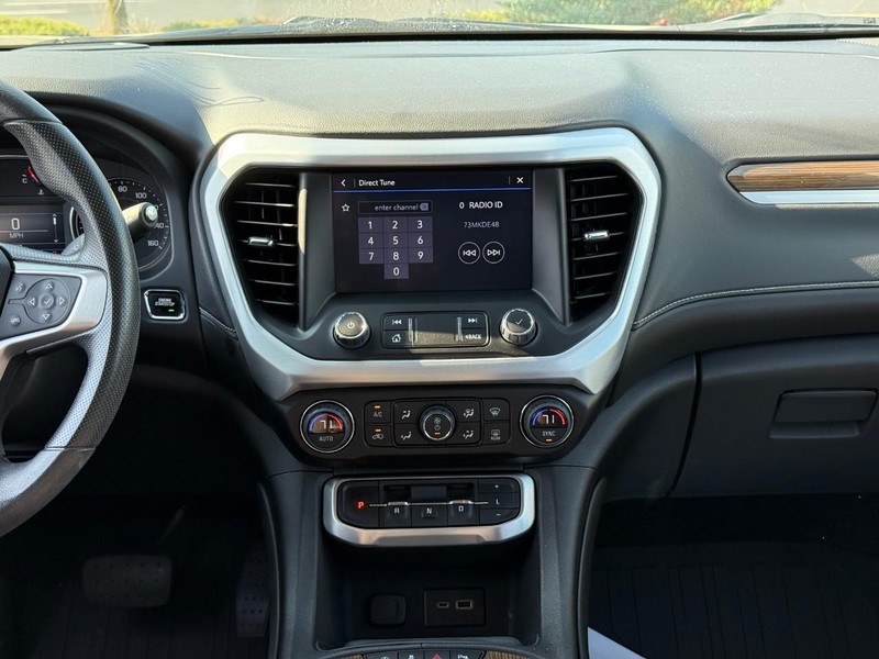 GMC Acadia Vehicle Full-screen Gallery Image 15