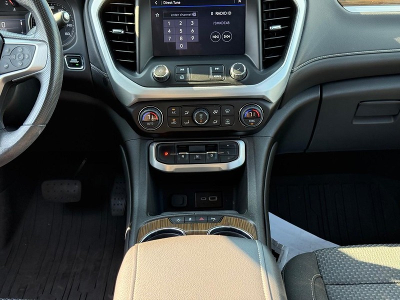 GMC Acadia Vehicle Full-screen Gallery Image 16