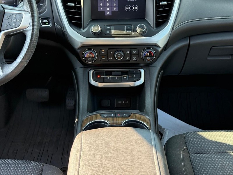 GMC Acadia Vehicle Full-screen Gallery Image 17