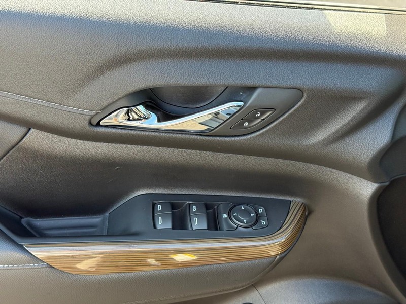 GMC Acadia Vehicle Full-screen Gallery Image 18