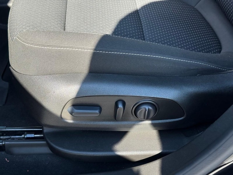 GMC Acadia Vehicle Full-screen Gallery Image 20