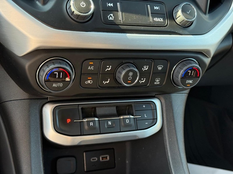 GMC Acadia Vehicle Full-screen Gallery Image 25