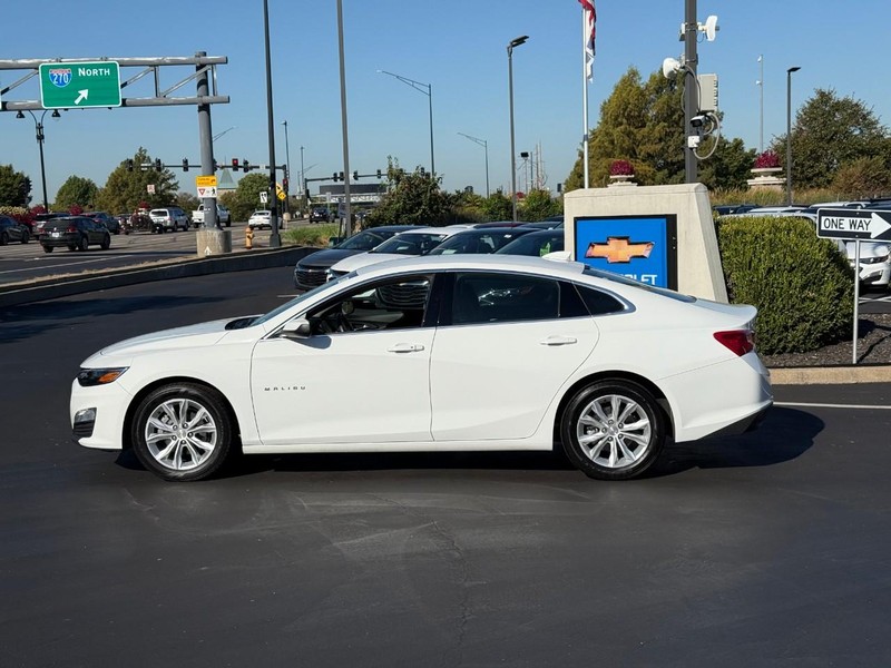 Chevrolet Malibu Vehicle Full-screen Gallery Image 2