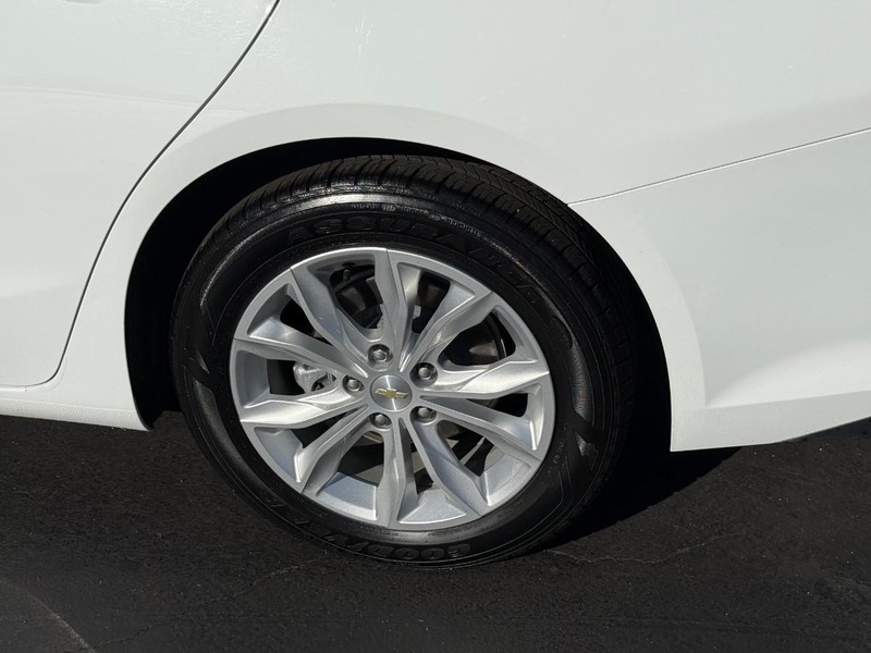 Chevrolet Malibu Vehicle Full-screen Gallery Image 4