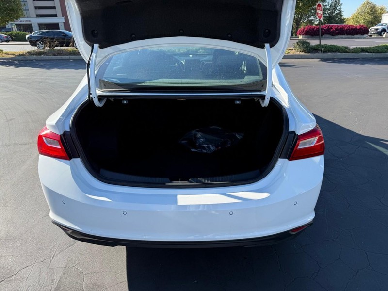 Chevrolet Malibu Vehicle Full-screen Gallery Image 6