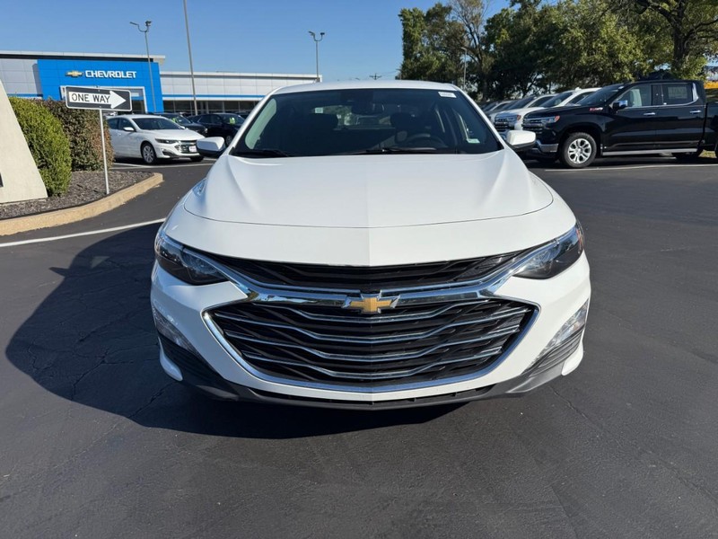 Chevrolet Malibu Vehicle Full-screen Gallery Image 10