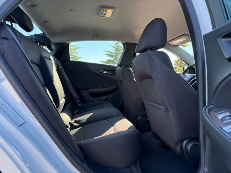 Chevrolet Malibu Vehicle Full-screen Gallery Image 11