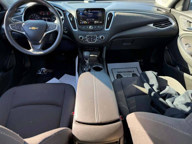 Chevrolet Malibu Vehicle Full-screen Gallery Image 12