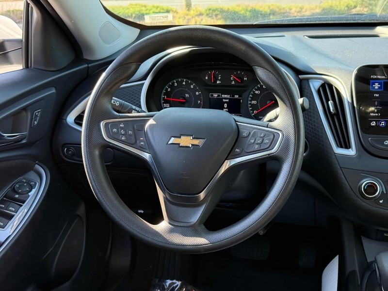 Chevrolet Malibu Vehicle Full-screen Gallery Image 13