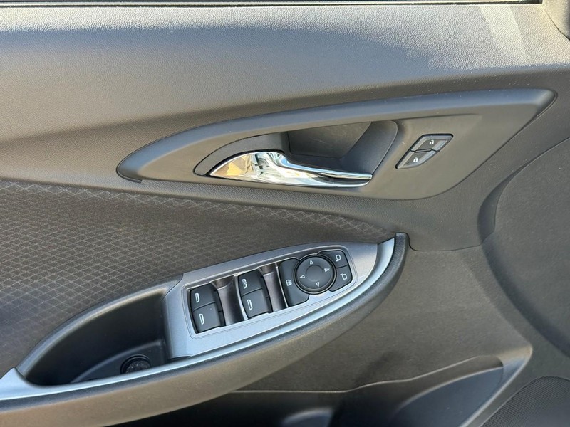 Chevrolet Malibu Vehicle Full-screen Gallery Image 16