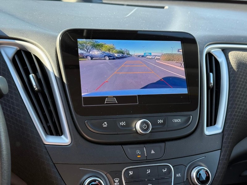 Chevrolet Malibu Vehicle Full-screen Gallery Image 24