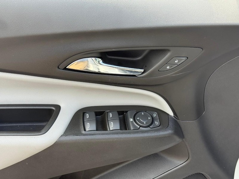 Chevrolet Equinox Vehicle Full-screen Gallery Image 11