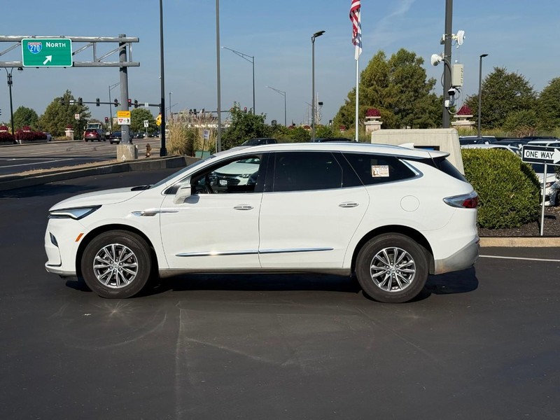 Buick Enclave Vehicle Full-screen Gallery Image 2