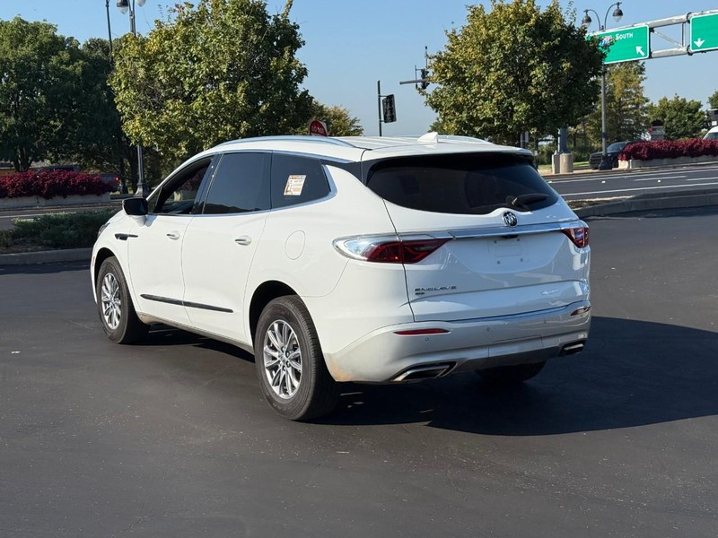 Buick Enclave Vehicle Full-screen Gallery Image 3