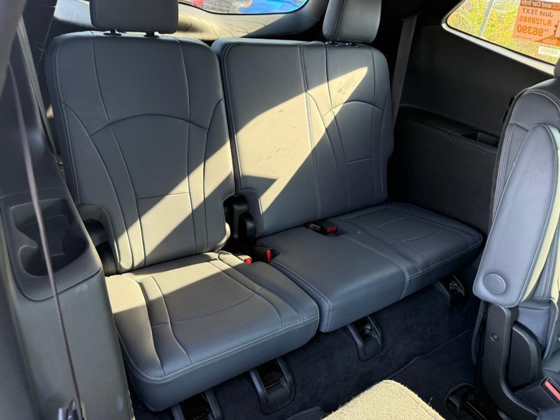 Buick Enclave Vehicle Full-screen Gallery Image 11