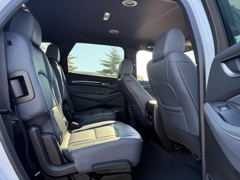 Buick Enclave Vehicle Full-screen Gallery Image 12