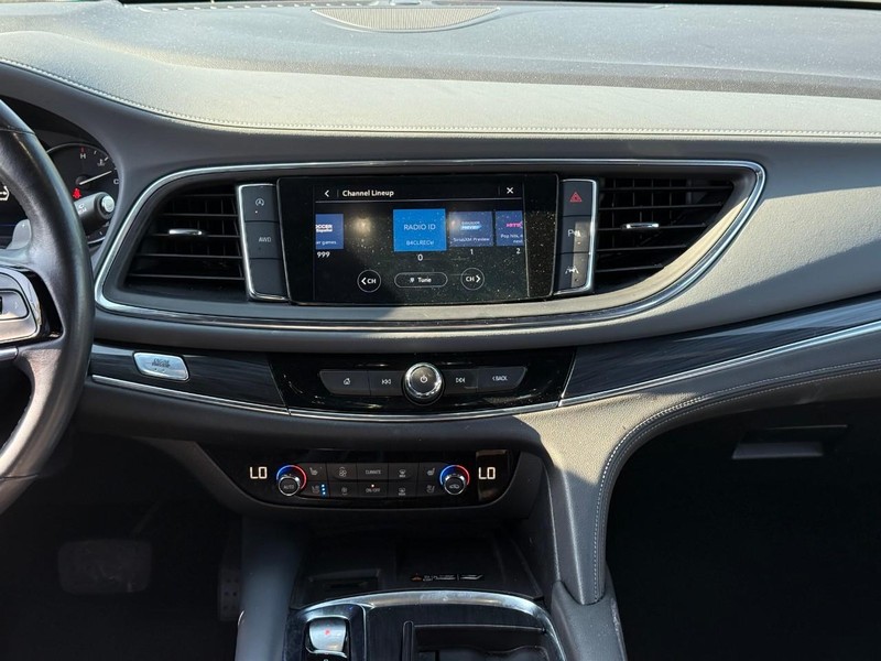 Buick Enclave Vehicle Full-screen Gallery Image 15