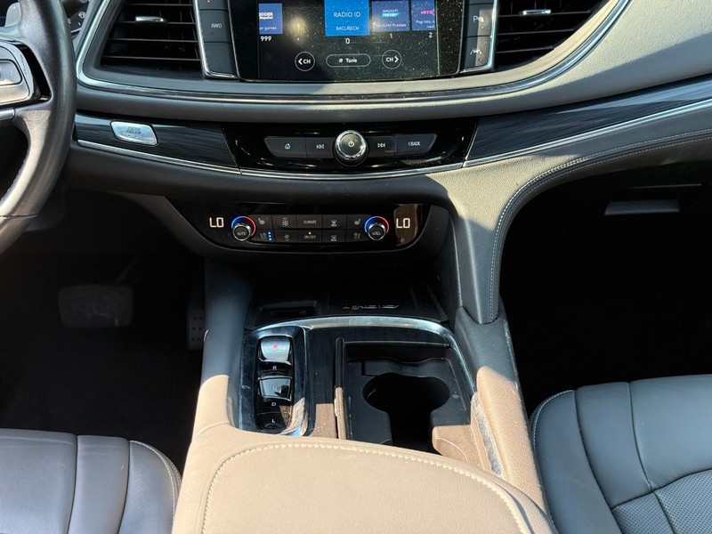 Buick Enclave Vehicle Full-screen Gallery Image 16