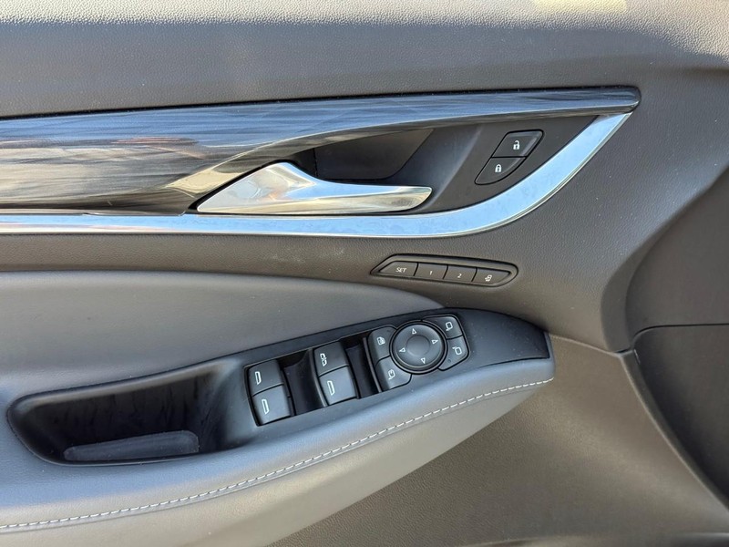 Buick Enclave Vehicle Full-screen Gallery Image 17