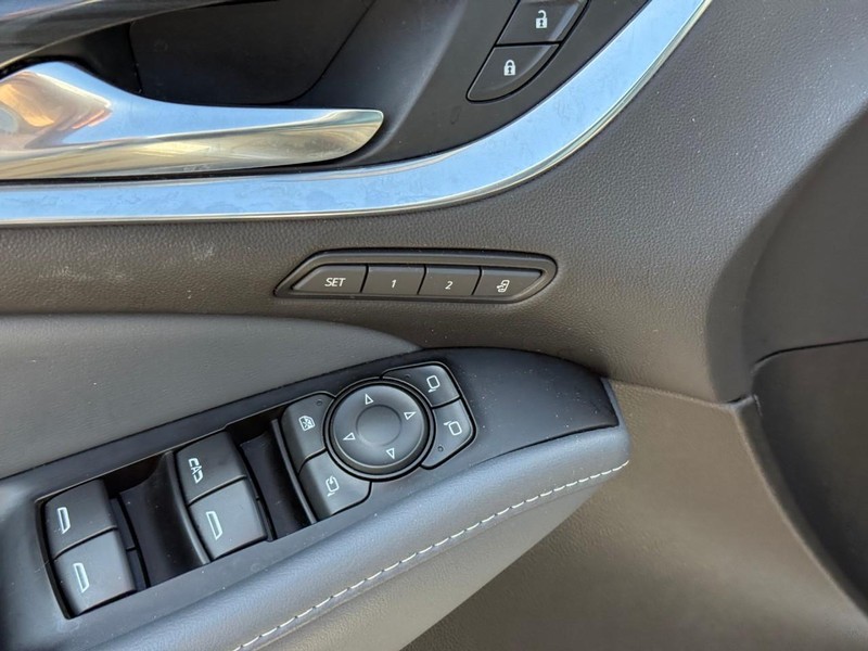Buick Enclave Vehicle Full-screen Gallery Image 18