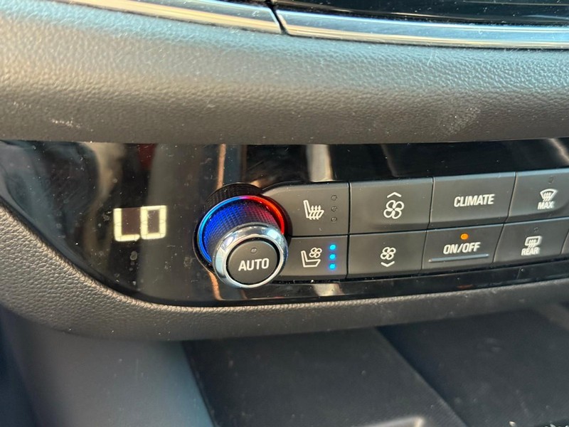 Buick Enclave Vehicle Full-screen Gallery Image 21