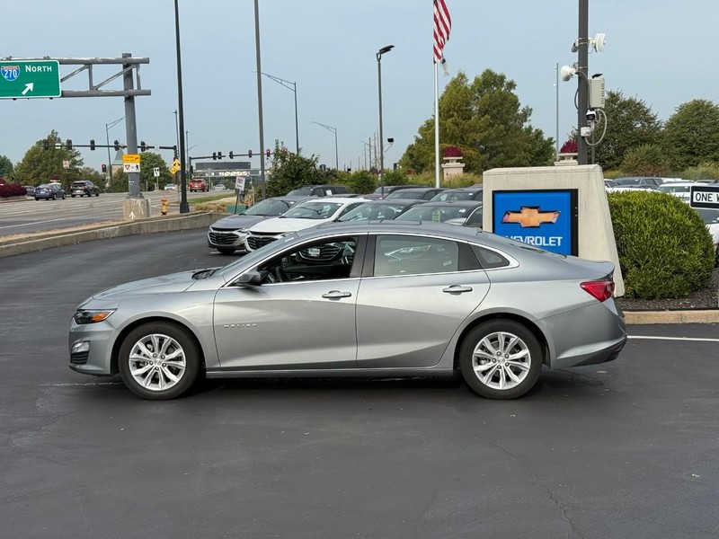 Chevrolet Malibu Vehicle Full-screen Gallery Image 2