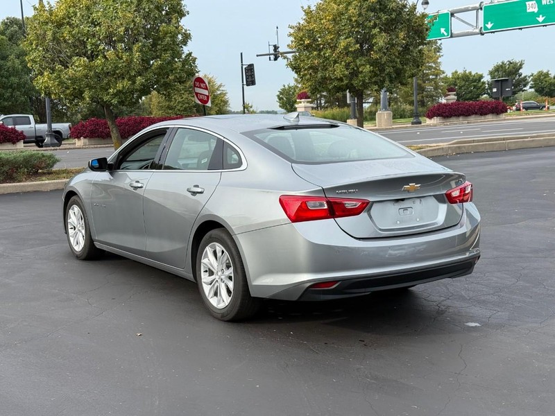Chevrolet Malibu Vehicle Full-screen Gallery Image 3