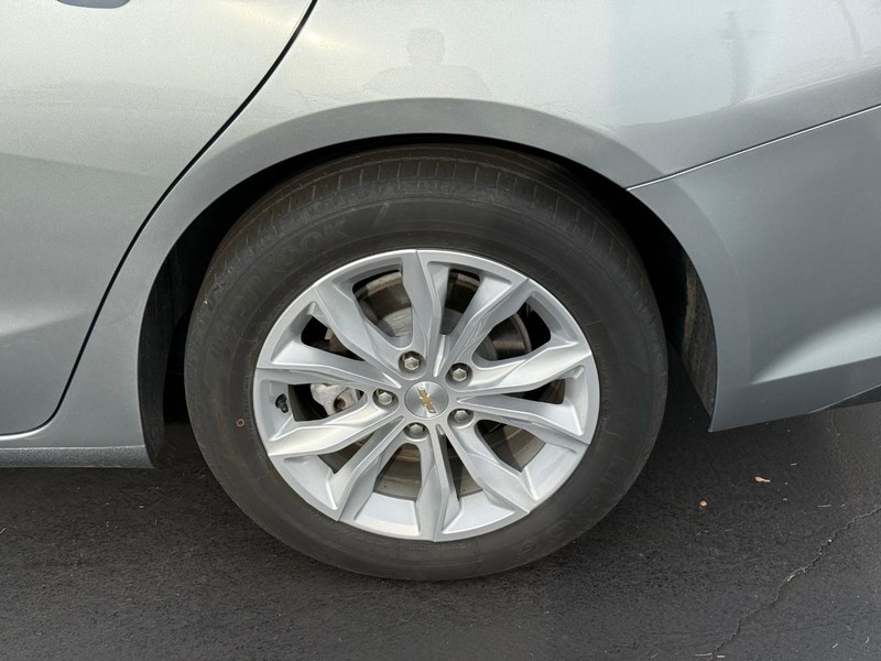 Chevrolet Malibu Vehicle Full-screen Gallery Image 4